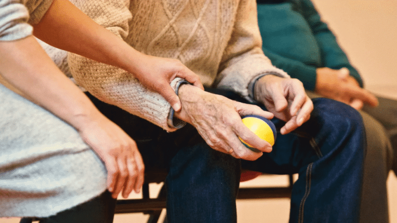 Discapacidad y mortalidad por Parkinson aumentan más rápido que en cualquier otra condición neurológica: aprende a reconocer los síntomas tempranos