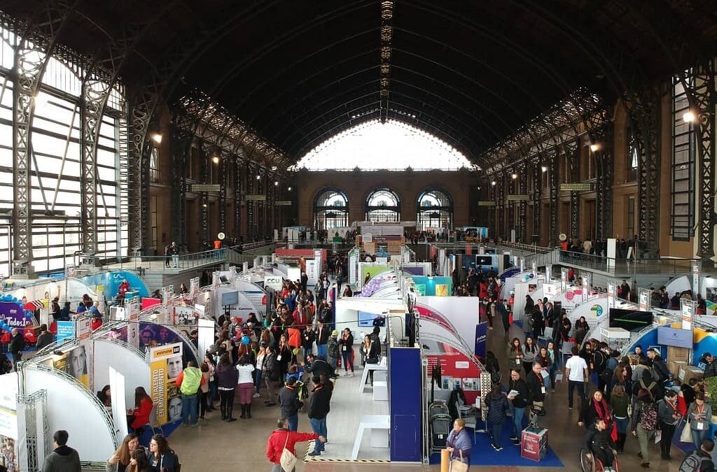 Foto de la estación mapocho por dentro durante una expo el año 2018 donde hay muchos stand y gente caminando y en silla de ruedas.
