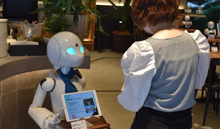 Inclusión Laboral: Cafetería contrata personas con discapacidad motora para controlar robots meseros desde sus casas