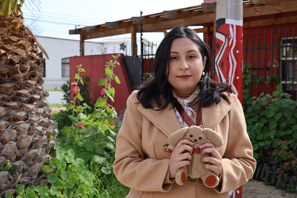 Estudiante chilena crea peluche de apoyo emocional para adultos con discapacidad intelectual