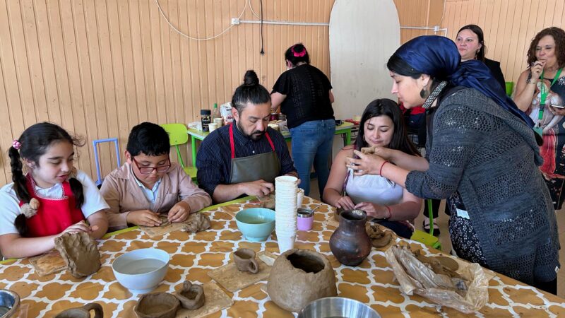 Niñas y niños mapuche con neurodivergencias participaron en talleres de alfarería