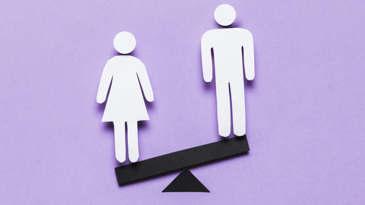 Ilustración de figura de mujer y hombre en una balanza