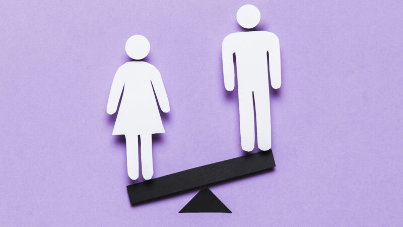 Ilustración de figura de mujer y hombre en una balanza