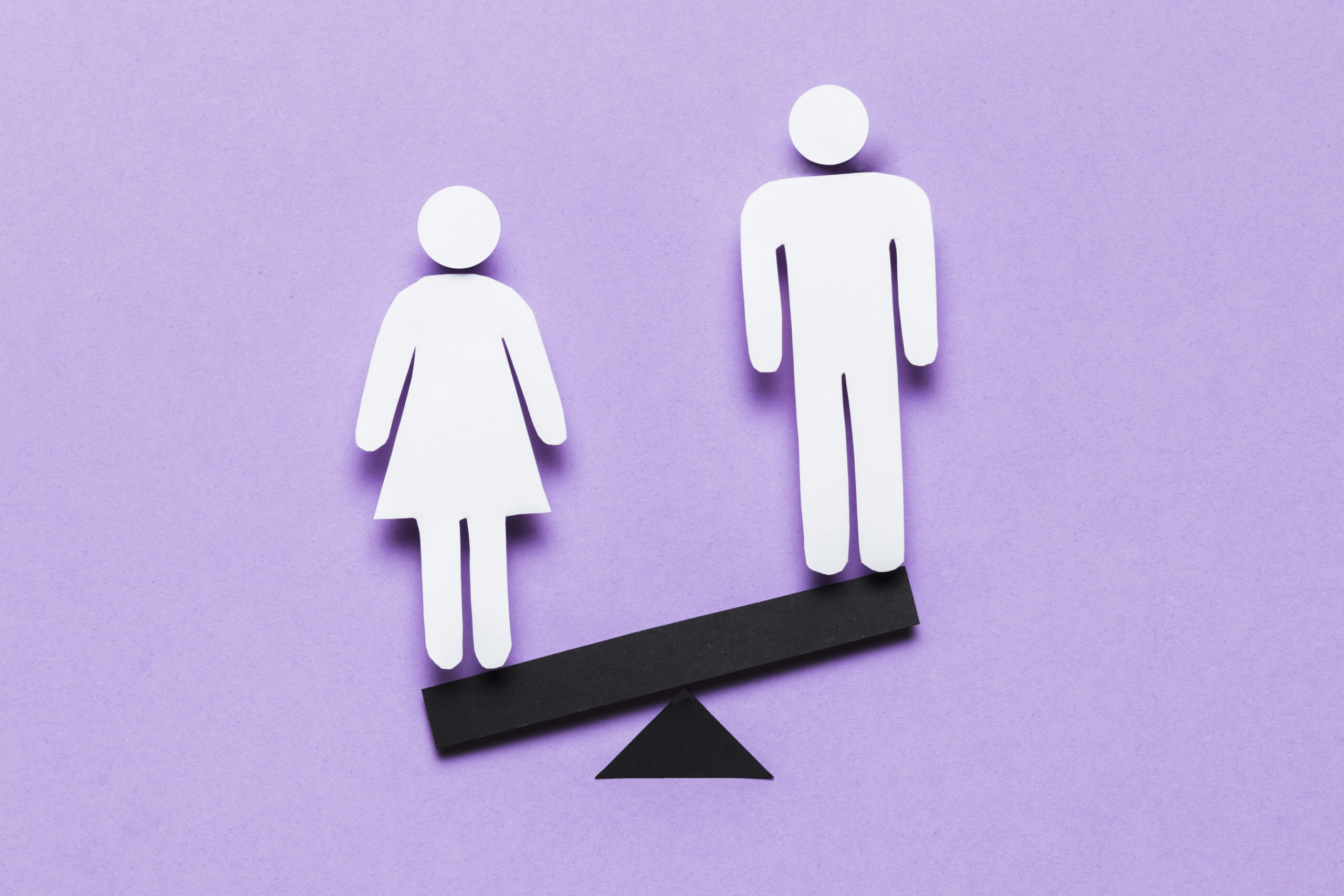 Ilustración de figura de mujer y hombre en una balanza