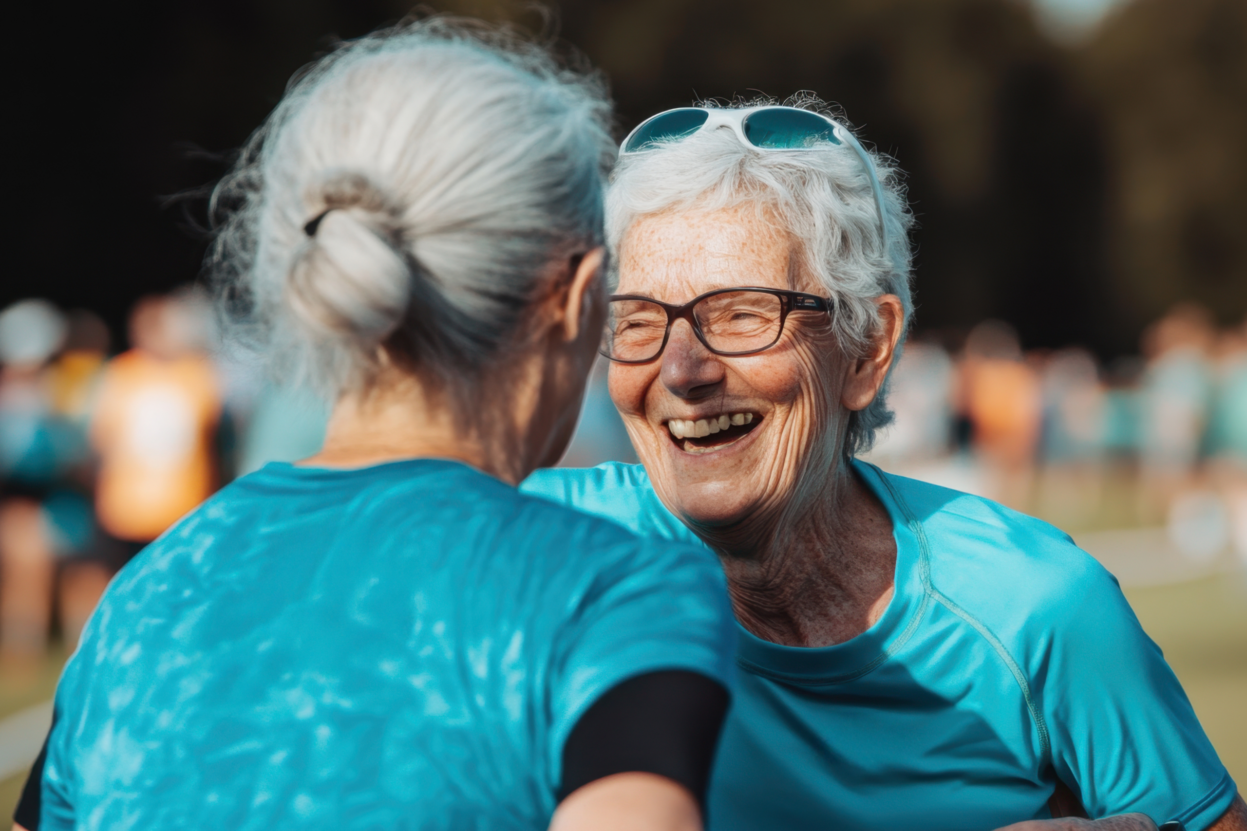 Dos mujeres adultas mayores, una de espalda y otra de frente sonriendo
