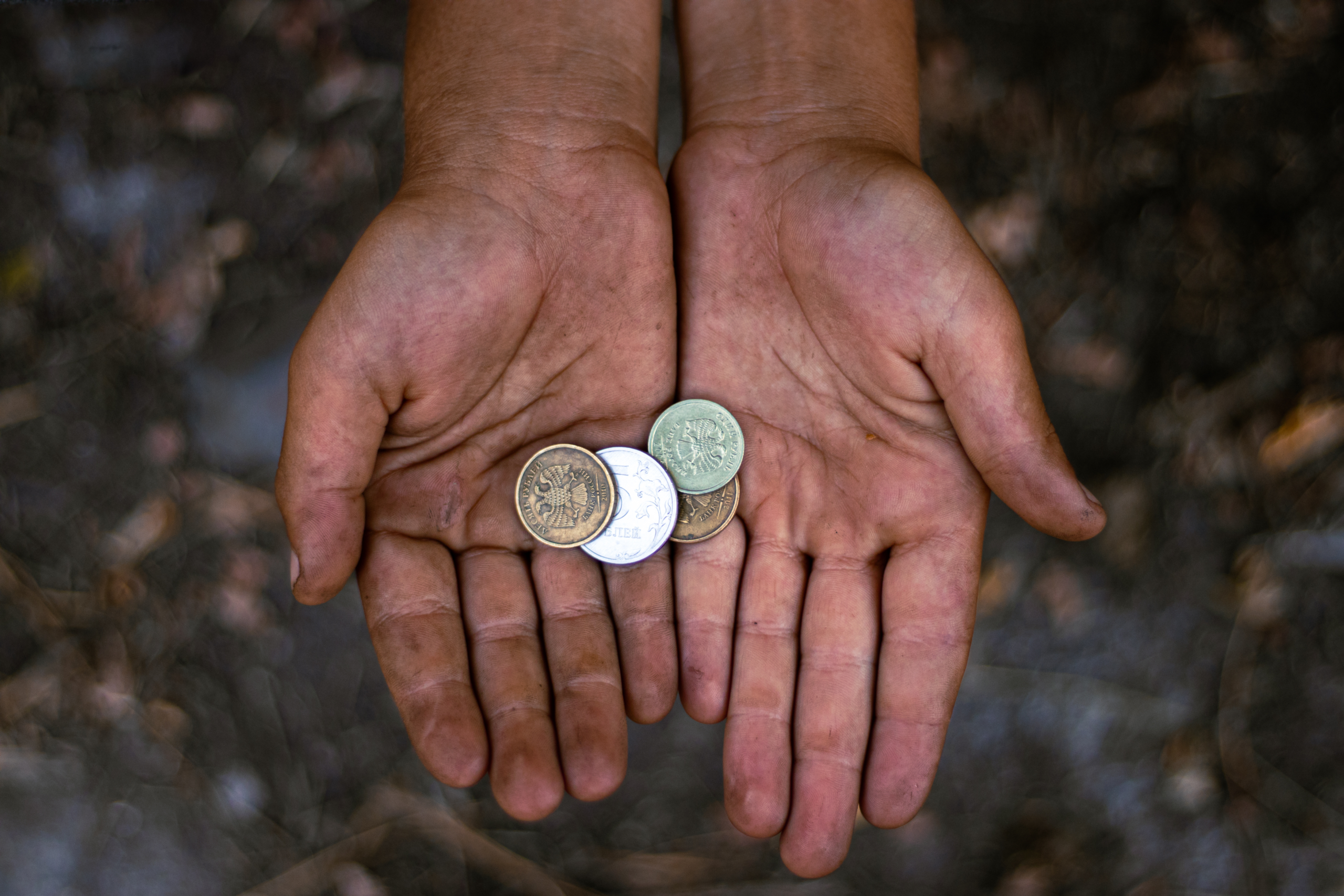 Manos juntas sosteniendo monedas