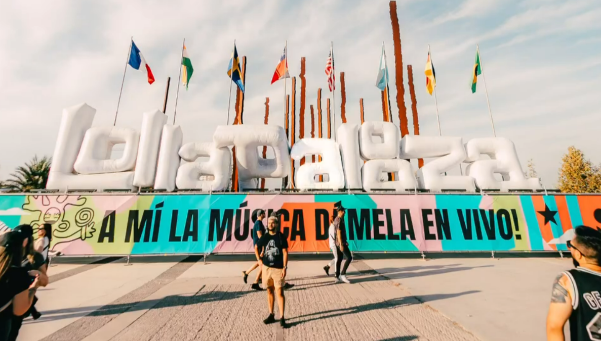 Letras inflables que forman la palabra Lollapalooza