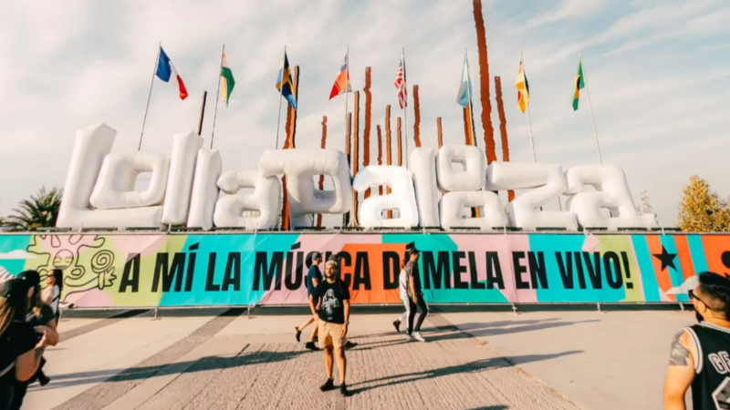 Letras inflables que forman la palabra Lollapalooza