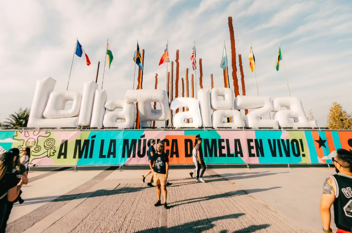 Letras inflables que forman la palabra Lollapalooza