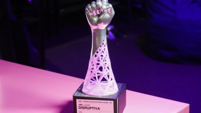 Trofeo del Concurso "Mujeres que inspiran a otras mujeres" un puño alzado