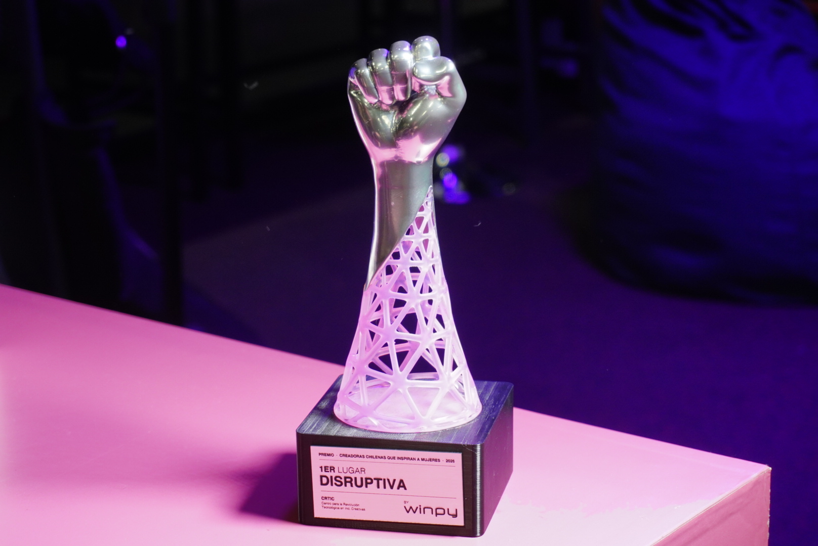 Trofeo del Concurso "Mujeres que inspiran a otras mujeres" un puño alzado