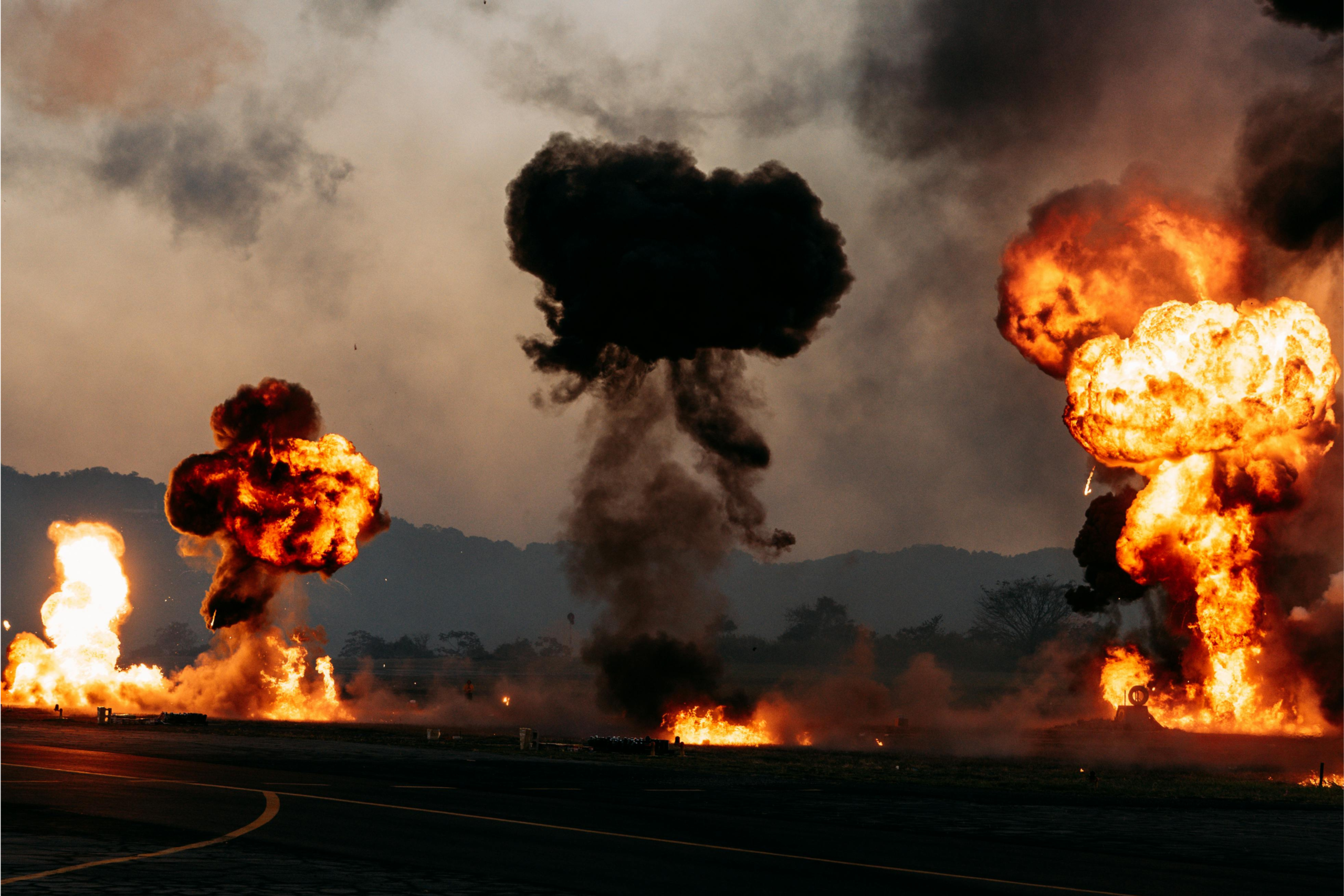 Imagen de tres focos de fuego producto de la guerra