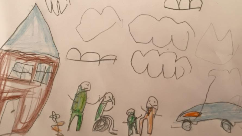 Dibujo infantil de una familia y una madre en silla de ruedad