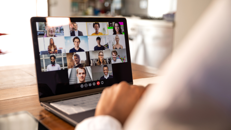 Pantalla de computador con videollamada