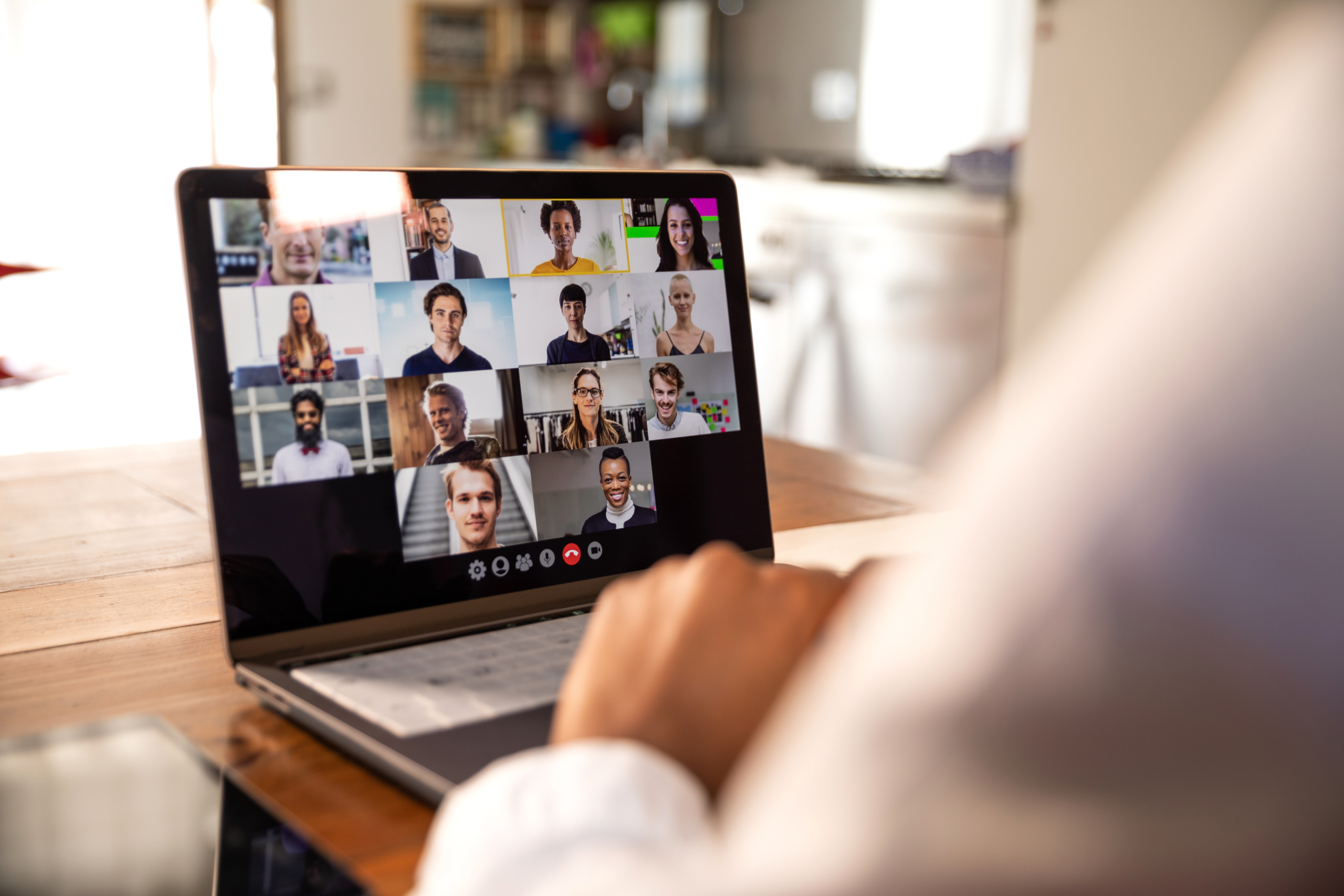 Pantalla de computador con videollamada