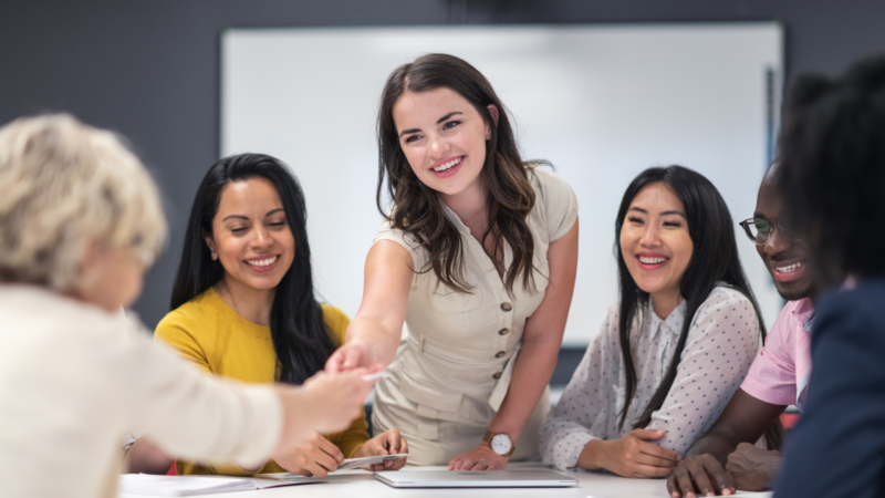 Mujeres en torno a una mesa compartiendo