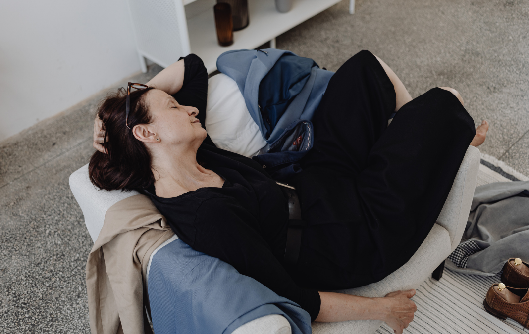 mujer intentando dormir en un sofá