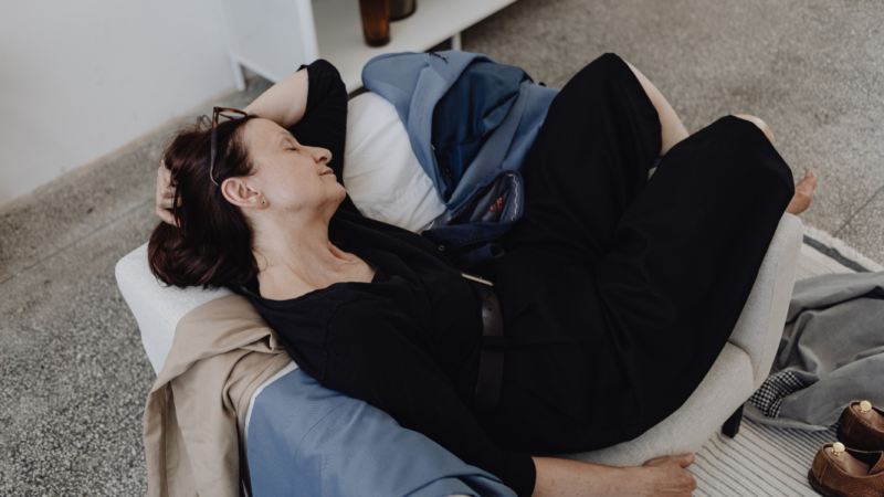 Dormir pocas horas o tener insomnio podría aumentar los riesgos de desarrollar trastornos del ánimo
