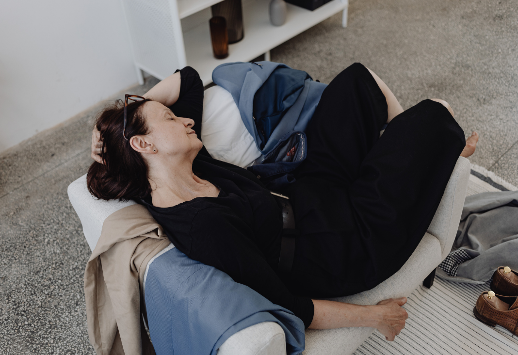 mujer intentando dormir en un sofá