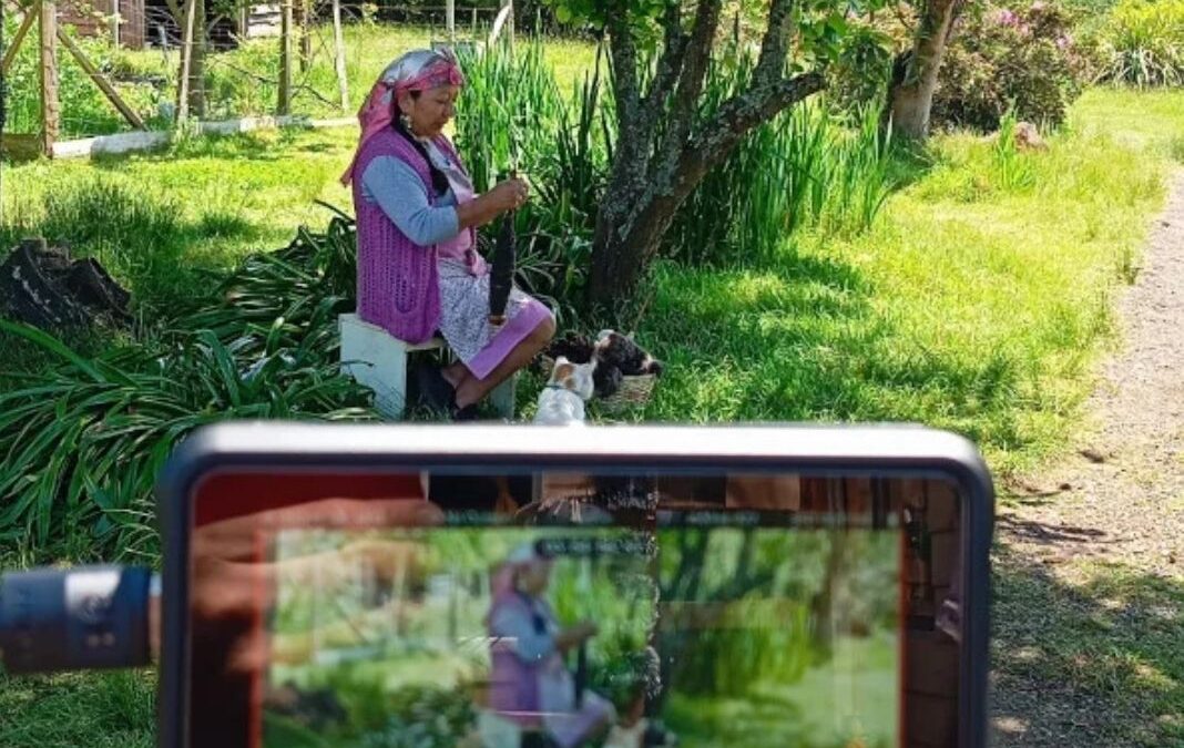 Mujer mapuche es grabada mientras está tejiendo