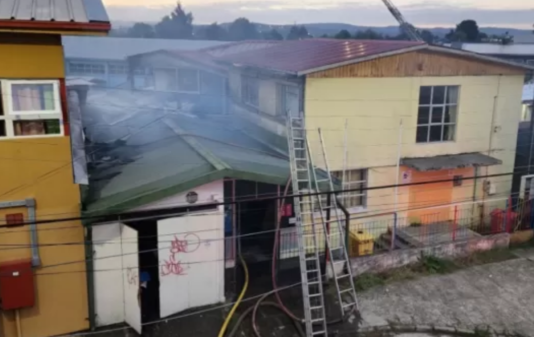 Fotografía de dos edificios en medio de un incendio