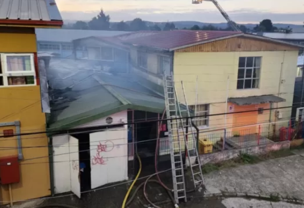 Fotografía de dos edificios en medio de un incendio