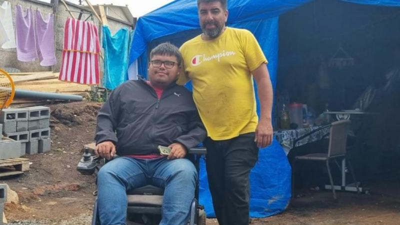 «No cumplen con condiciones para una persona con discapacidad”: familia de Lirquén lleva dos meses viviendo en una carpa tras incendios