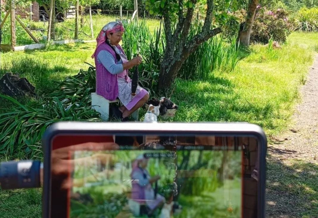 Mujer mapuche es grabada mientras está tejiendo