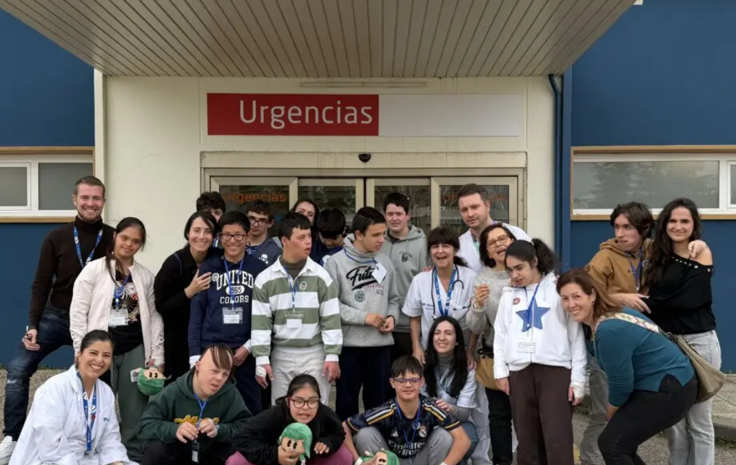Un grupo de personas reunidas afuera de un recinto de urgencias