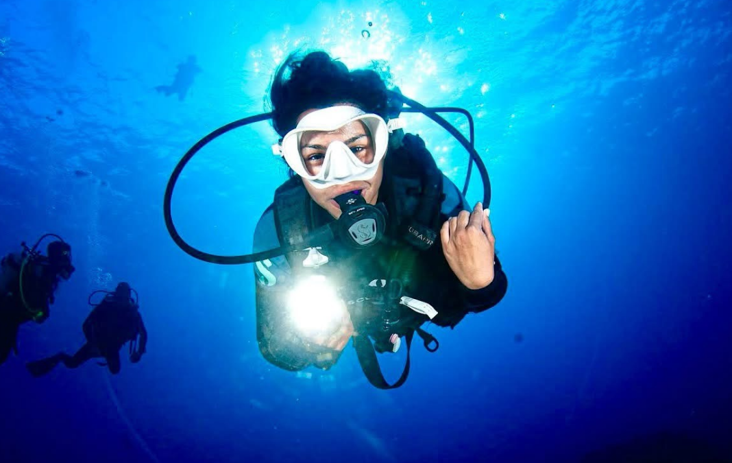 Fotografía de mujer buceando