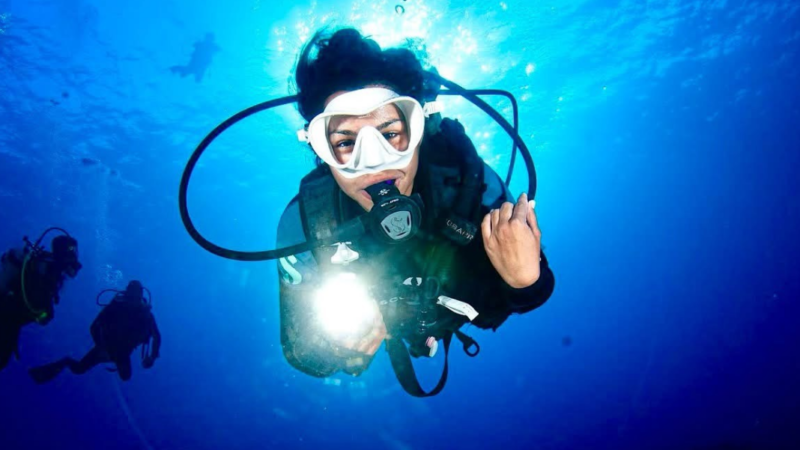 Fotografía de mujer buceando