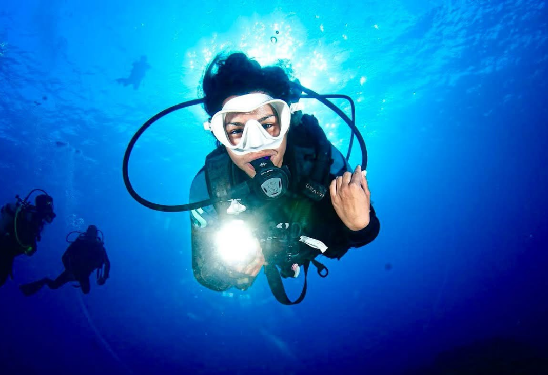Fotografía de mujer buceando