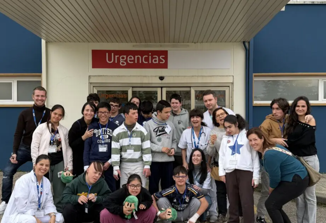 Un grupo de personas reunidas afuera de un recinto de urgencias