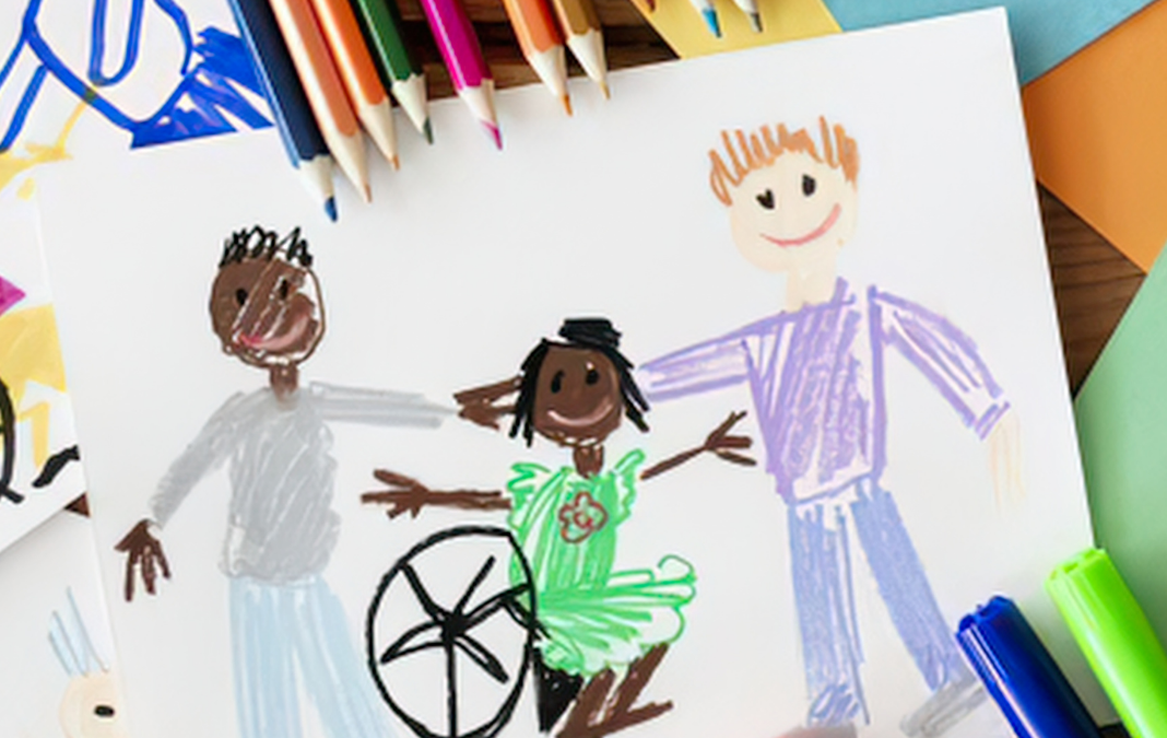 Un dibujo de tres niños abrazados: uno de raza negra, otra niña de raza negra en silla de ruedas, y otro blanco colorín