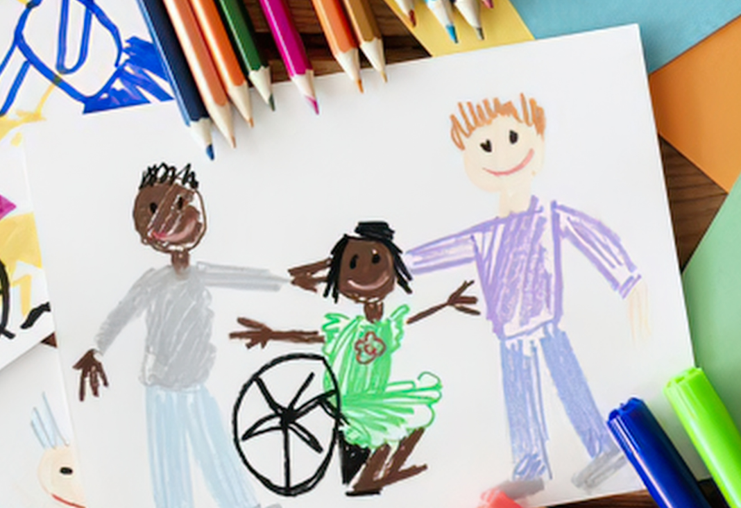 Un dibujo de tres niños abrazados: uno de raza negra, otra niña de raza negra en silla de ruedas, y otro blanco colorín