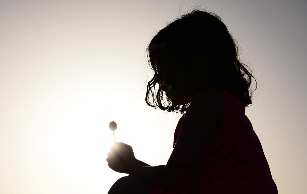 Silueta de una niña a contra luz
