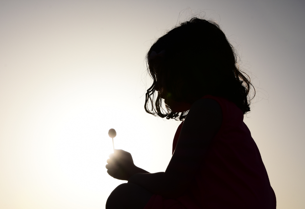 Silueta de una niña a contra luz