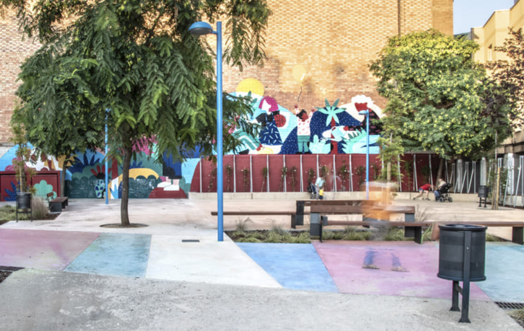 Plaza de comuna de recoleta. Vereda De distintos colores y cerca de ella dos árboles y un farol
