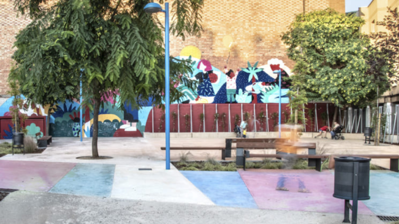 Plaza de comuna de recoleta. Vereda De distintos colores y cerca de ella dos árboles y un farol