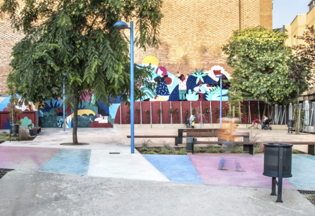 Plaza de comuna de recoleta. Vereda De distintos colores y cerca de ella dos árboles y un farol