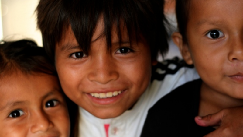 Tres series que nos enseñan más sobre la realidad de las niñas y niños indígenas