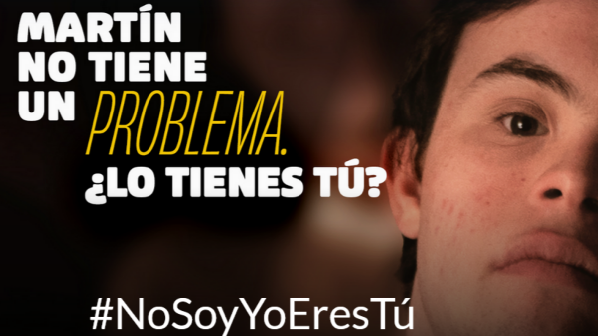 Hombre con sindrome de down y la frase "Martin no tiene un problema ¿lo tienes tú?