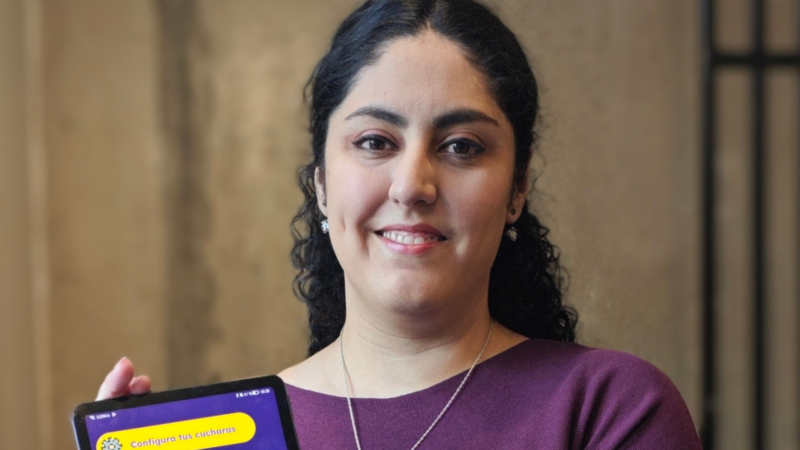 Mujer posando con una tablet mostrando la app cucharómetro