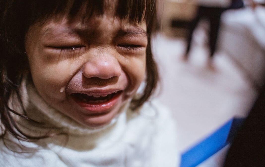 Niña en primer plano llorando