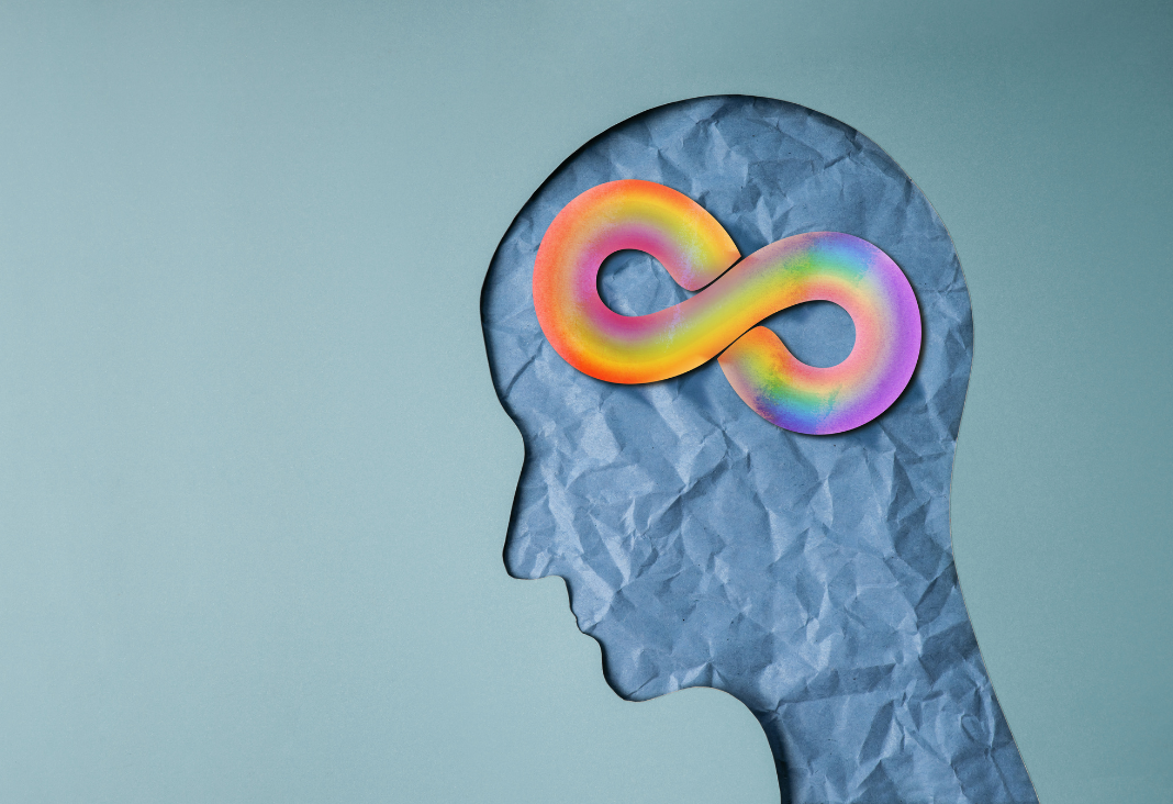 Figura de cabeza humana y dentro de ella el infinito de neurodivergencia