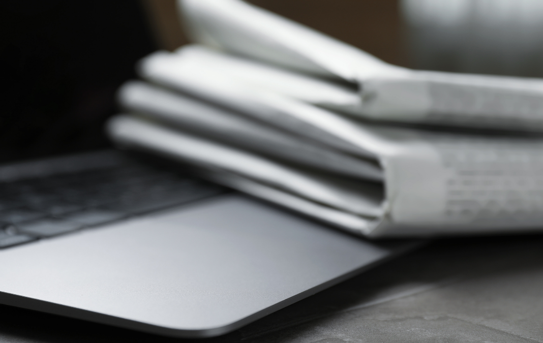 Dos diarios sobre un notebook