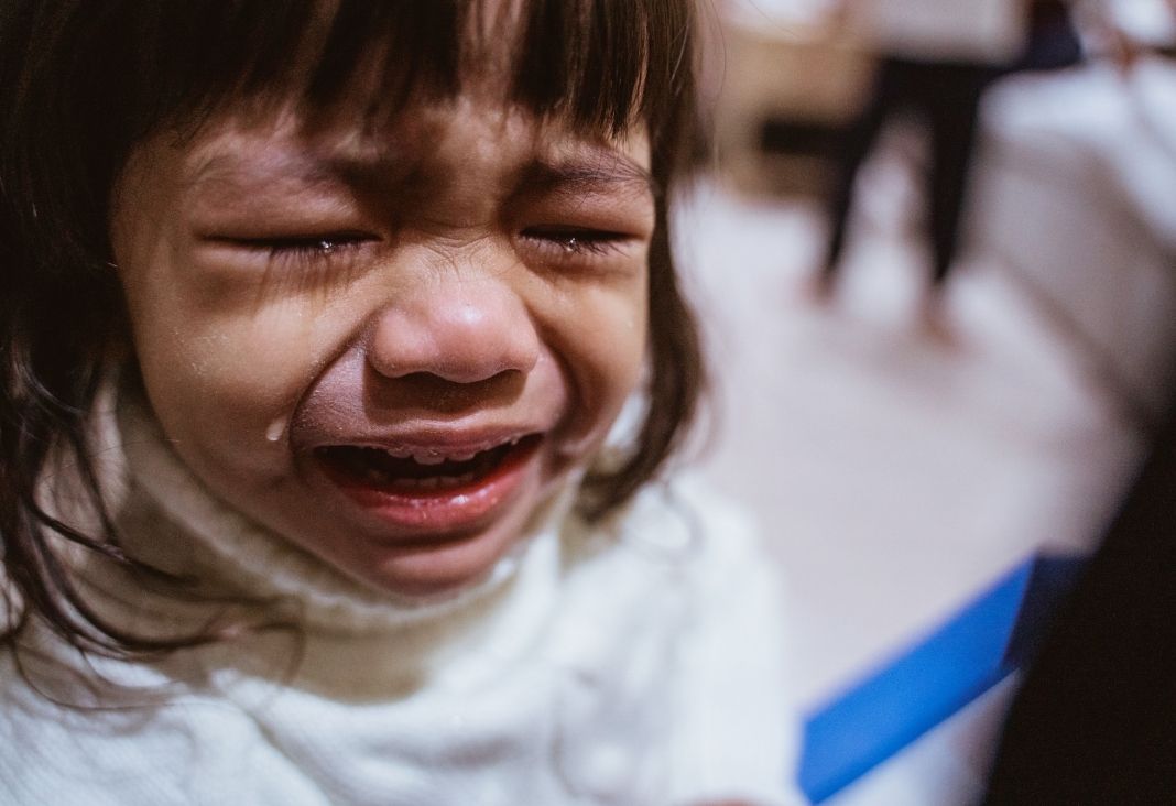 Niña en primer plano llorando