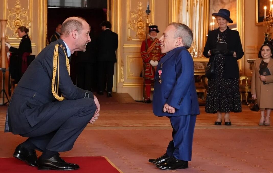 Principe William de perfil junto al actor warwick davis