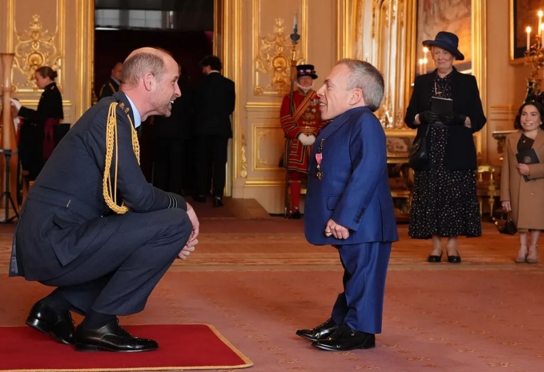 Principe William de perfil junto al actor warwick davis