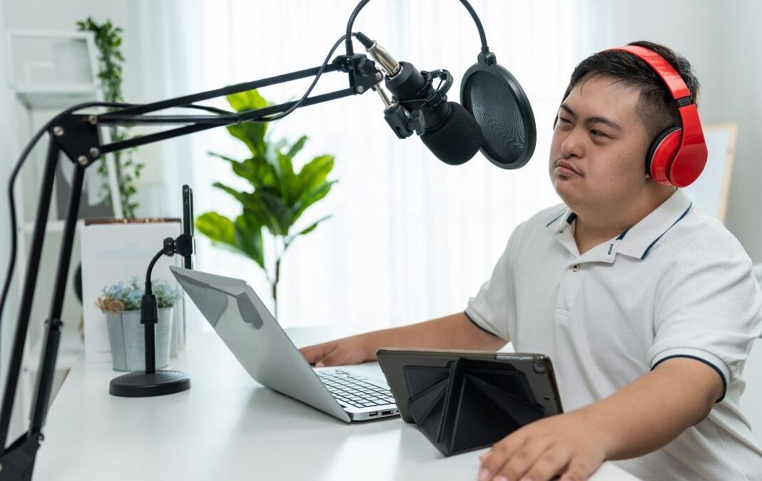 Hombre con discapacidad conduciendo un programa de radio